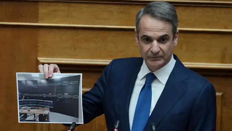 Yunanistan'da Siyasi Çalkantılar: Miçotakis Hükümeti Protestolarla Sarsıldı