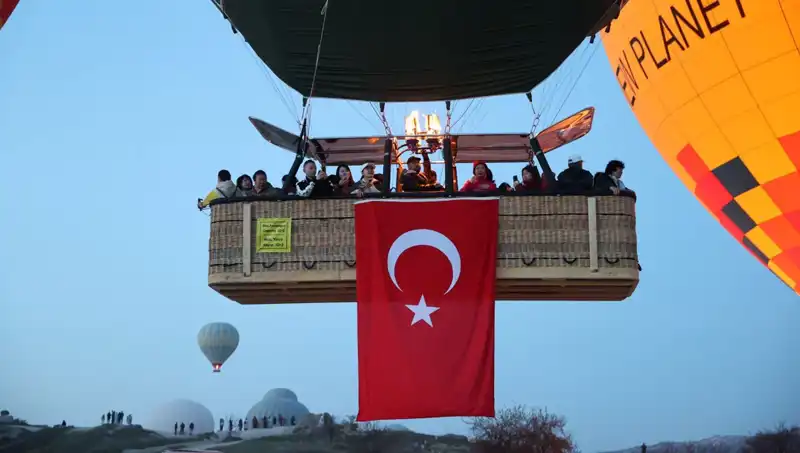 Kapadokya Gökyüzü Türk Bayraklarıyla Beşinci Kez Şenlendi
