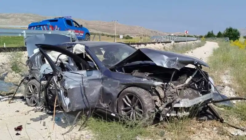 Sivas'ta Aynı Gün İki Ayrı Trafik Kazası: 9 Yaralı, Faciaya Ramak Kaldı
