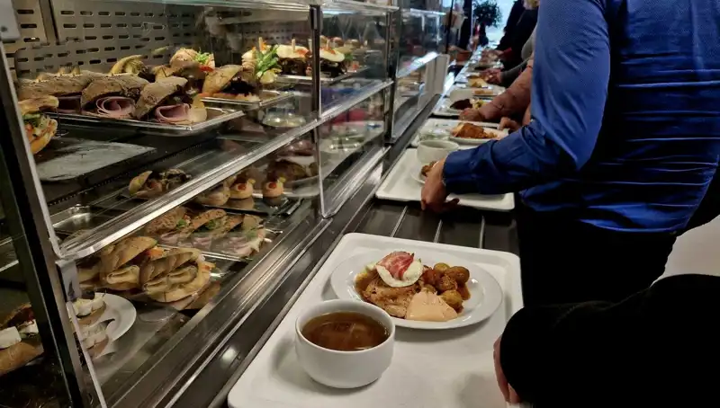 Endonezya'da 846 Öğrenci Ücretsiz Yemek Yüzünden Zehirlenme Skandalı