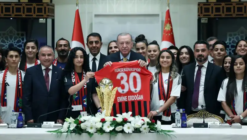 Cumhurbaşkanı Erdoğan, Yüksekovaspor Kadın Futbol Takımı'nı Ağırladı: Futbolda Kadın Gücü!