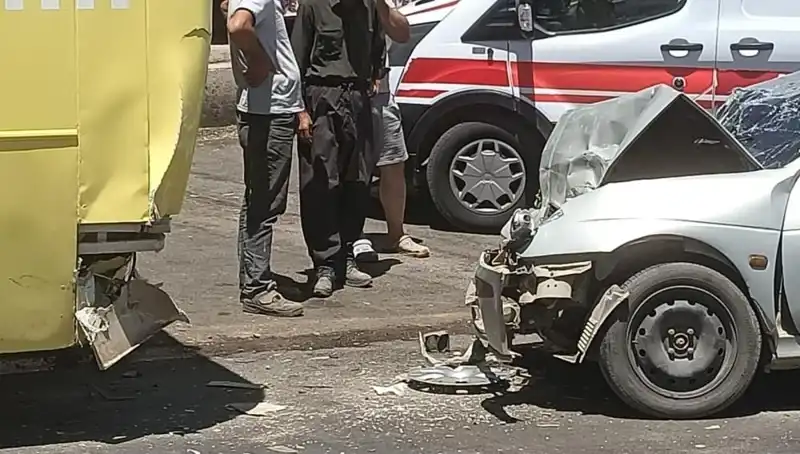 Halk Otobüsü ve Otomobil Çarpıştı! İki Kişi Yaralı