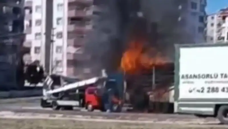 Alev Alev Yanan TIR’ın Küle Dönüşmesi İzleyenleri Şaşırttı