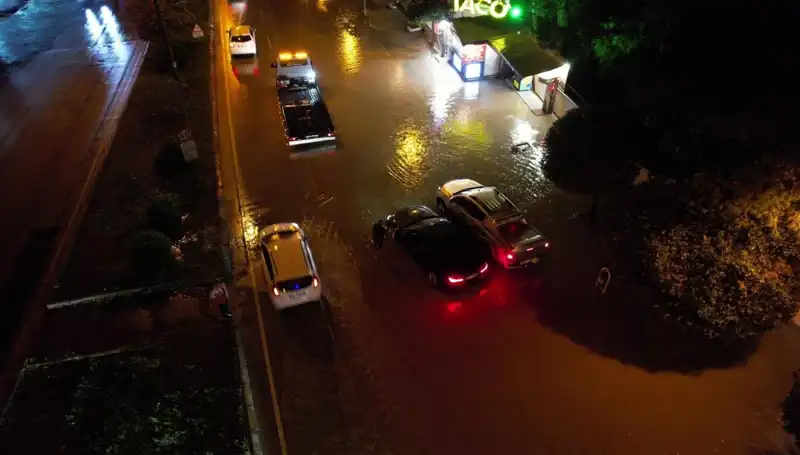 Adana'da Gelen Sağanak Yağış Hayatı Olumsuz Etkiledi, Cadde ve Yollar Sular Altında!