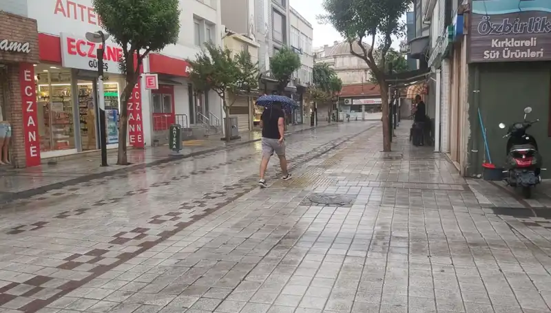 Kırklareli'nde Beklenmeyen Sağanak Yağış Hayatı Olumsuz Etkiledi