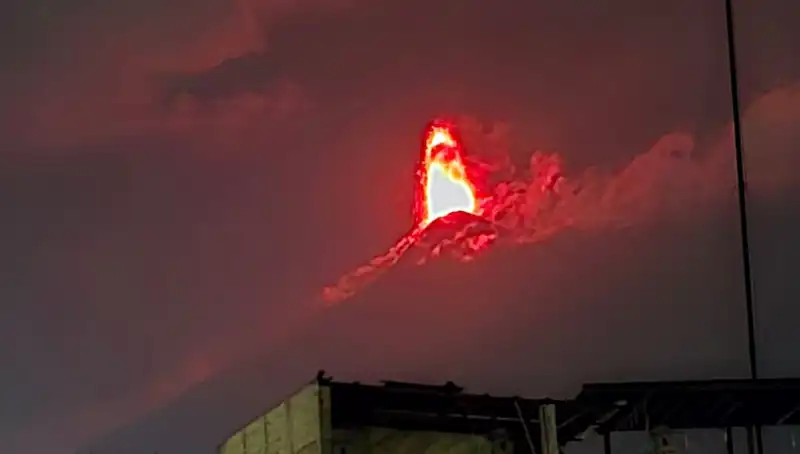 Fuego Yanardağı Patladı: 30 Bin Kişi Tahliye Tehlikesiyle Karşı Karşıya
