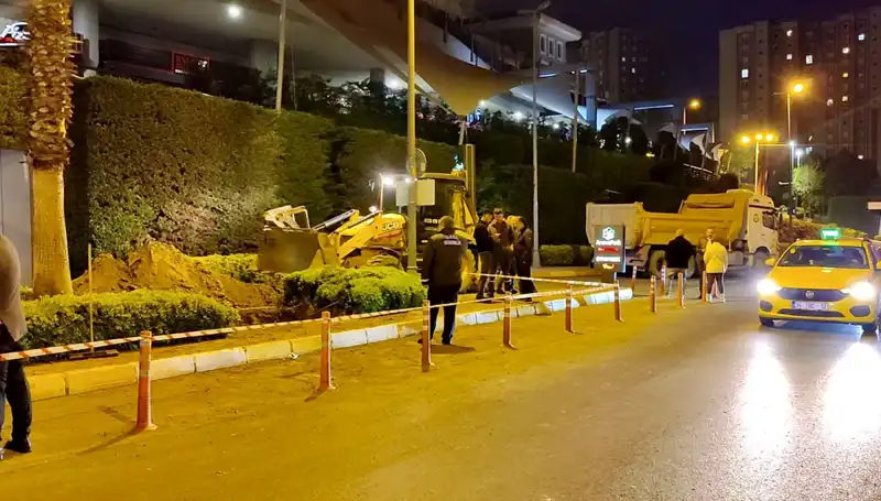 AVM Girişinde Doğalgaz Kaçağı Paniği, Alışveriş Sefası Kesildi!