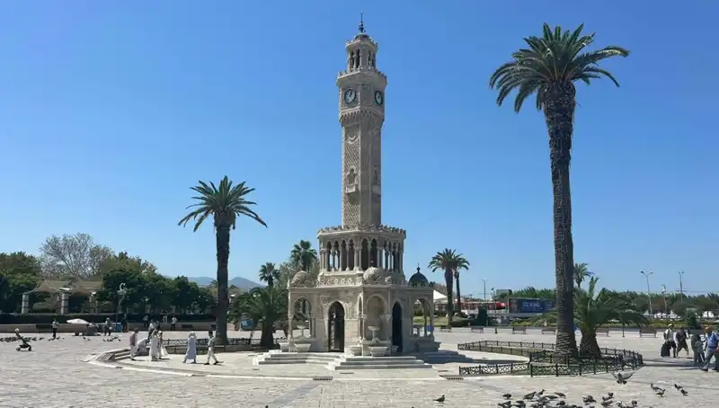 İzmir’de Beklenmeyen Sıcaklar: Meydanlar Boş, Hava 41 Derece