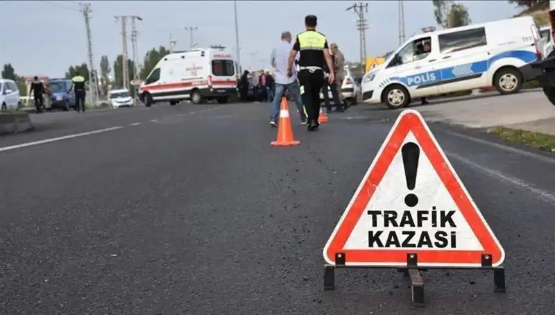 Antalya'da Otomobil Kanala Devrildi: Kazada İki Yaralı!