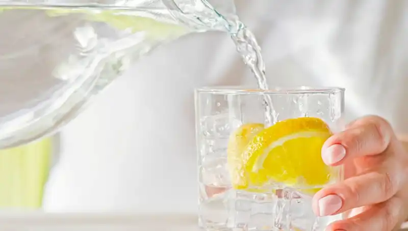 Doktorun Sırrı: Limonlu Su İçmenin Vücuda Faydaları ve Bilinmeyen Etkileri