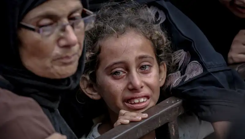 Gazze'de Açlık Savaşları: İsrail Askerinin Yiyecekleri Toprağa Gömmesi