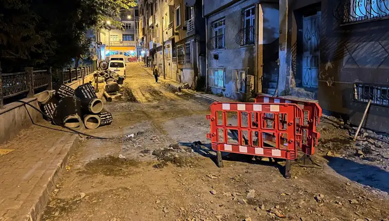 Bayrampaşa'da Altyapı Çalışmasında Rögar Kapağı Patladı: Olay Anı Kameralara Yansıdı
