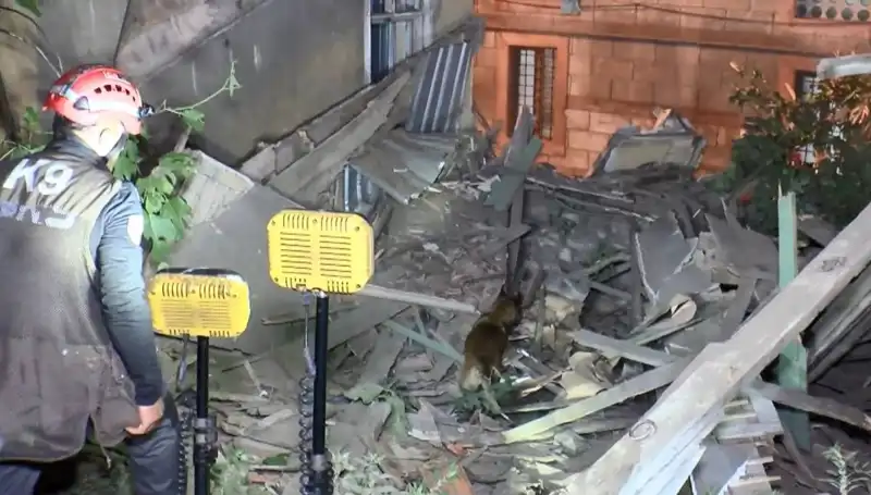 İstanbul'da Deprem Sonrası Hasar Alan Bina Çöktü: Şok Edici Görüntüler