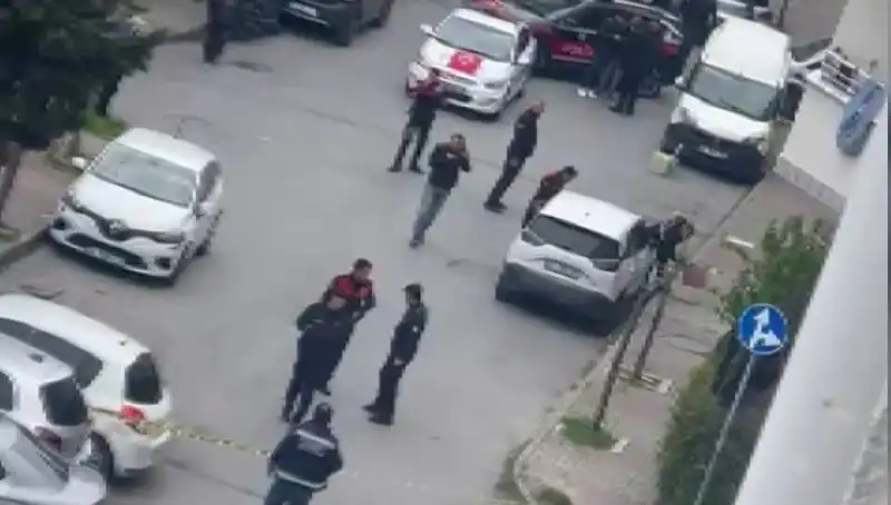 Aniden Gelen Kurşun Yağmuru: Yolda Yürüyenler Şoke Oldu!