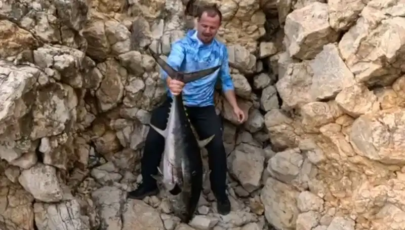 Saros Koyu'nda Tarihi Balık Avı: 30 Kilo Ağırlığında Dev Bir Olta Fırtınası!