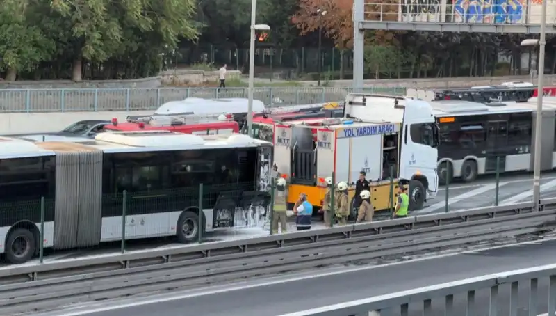 İstanbul Metrobüsünde Yangın! Trafik Kaosu Yeniden Başladı