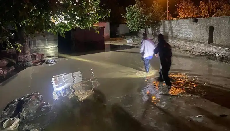 20 Dakikalık Sağanak Yağışın Ardından Dram: Sel Felaketi ve Ev Çökmeleri