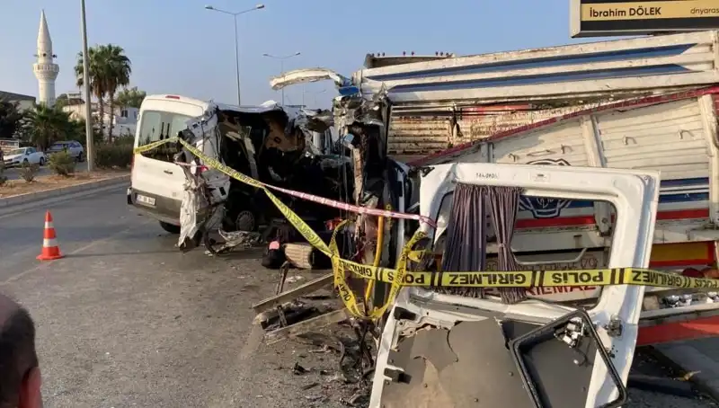 Mersin’de Tatil Yolunda Korkunç Kaza: İki Kişi Hayatını Kaybetti, 10 Yaralı