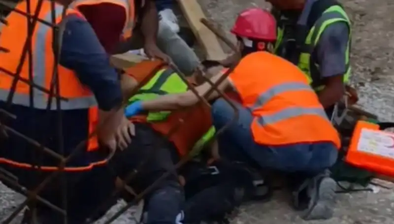 Adana'da İnşaat Kazası: İki İşçi Yaralandı, Olayın Ardındaki Nedenler Araştırılıyor