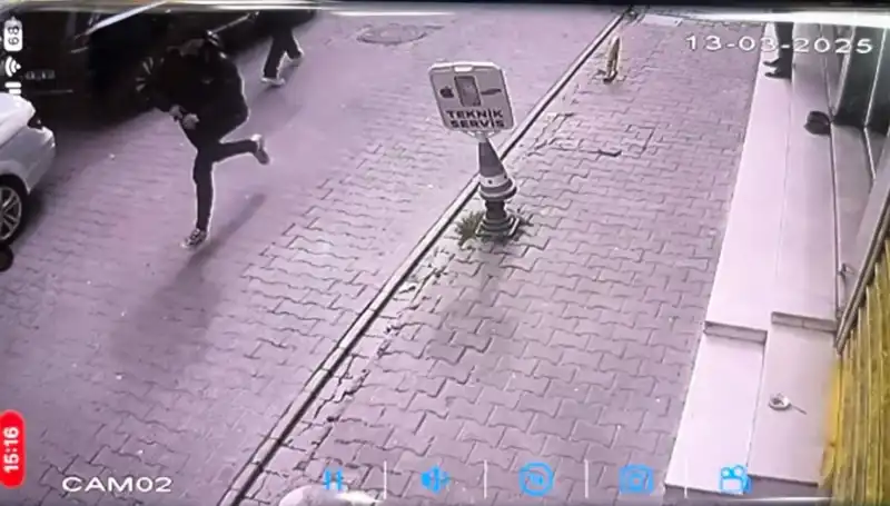 İstanbul’da Gece Yarısı Silahlı Saldırı: Kurban Bacağından Vuruldu
