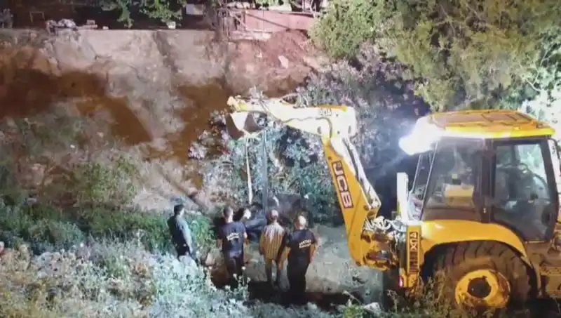 Hatay’da İnce ve Duygusal Bir Kurtarma Operasyonu: İnek Tüm Dikkatleri Üzerine Topladı