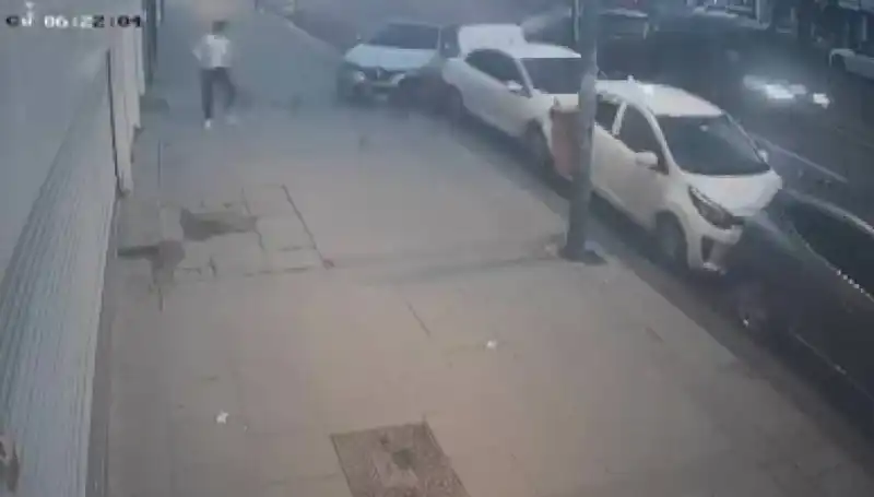 Direksiyon Başına Geçmeyen Sürücü Park Halindeki Araçlara Çarptı