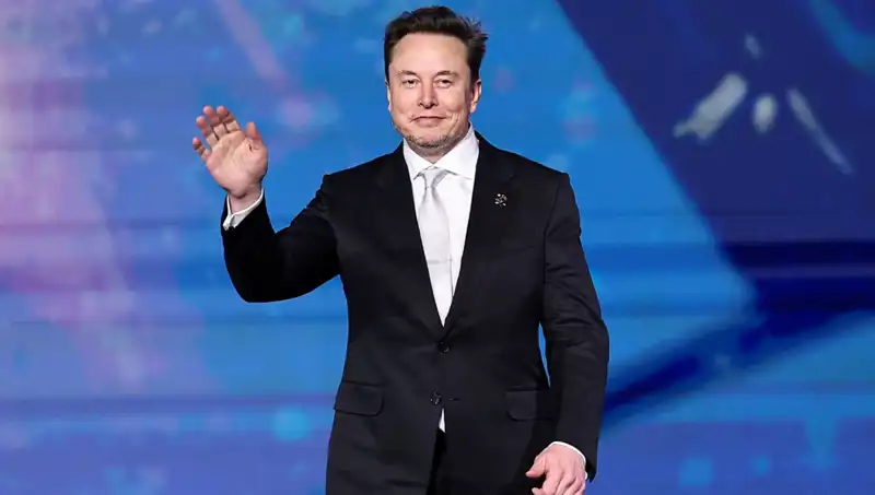 Tesla, Tüm Dikkatleri Üzerine Çekecek Yeni Aracını Tanıttı