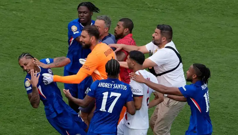 Dev Finalde Tansiyon Yükseldi: Teknik Direktörden Futbolcuya Yumruk Şoku