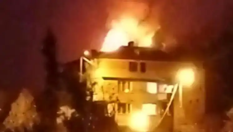 Saman Yüklü Çatının Alevler İçinde Kaldığı Olayda Mahalleli Sokağa Döküldü!