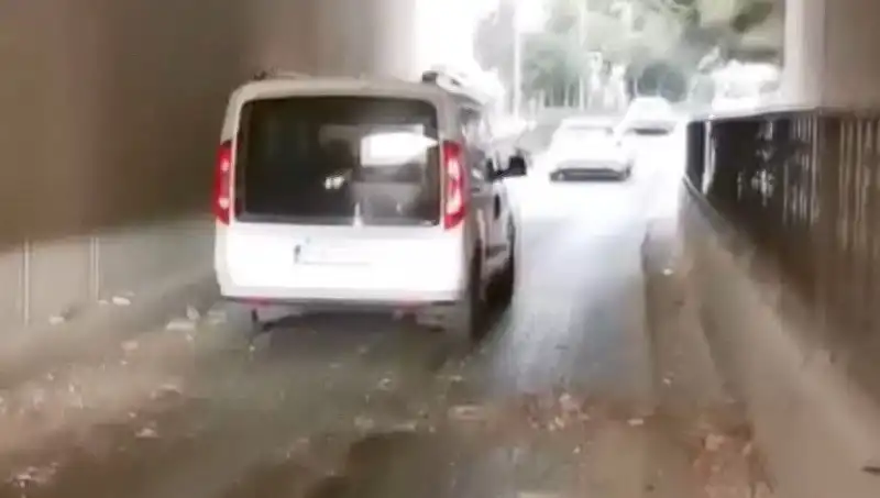 Trajik Olay: Trafikte Beton Parçaları Aracın Üzerine Düştü!