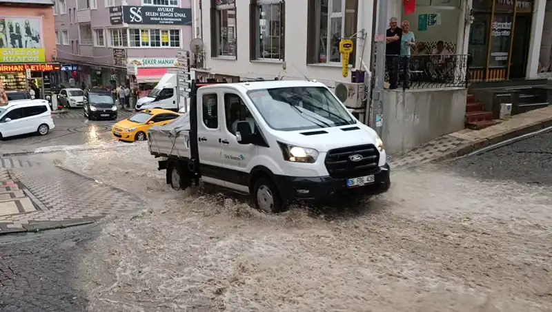 10 Dakikada Gelen Sağanak, Şehri Adeta Sular Altında Bıraktı!