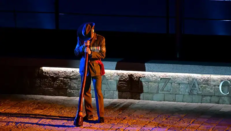 Anzak Koyu'nda Şafak Ayini: Tarihin Derinliklerine Yolculuk