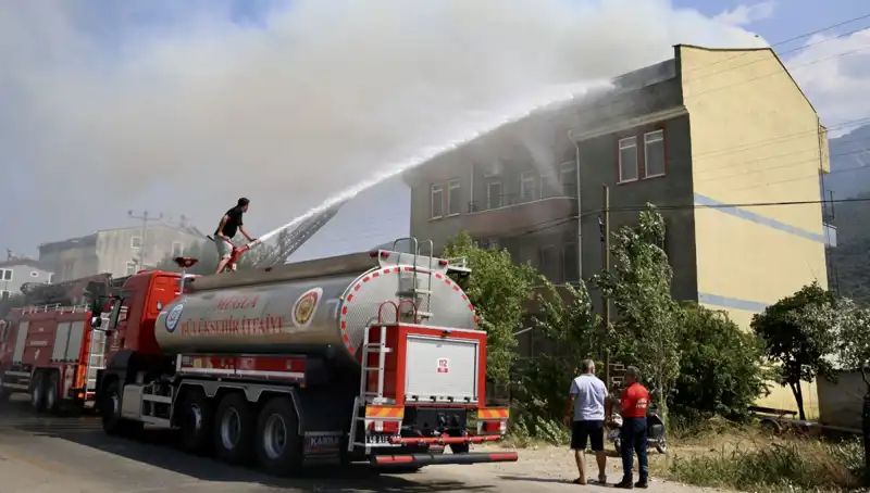 Çatı Katında Yangın Çıktı: Mahallede Korku Dolu Anlar Yaşandı