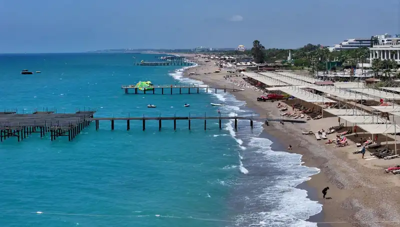 Antalya Sahillerinde Güneşli Hava Yoğunluğu: Yazın Bitmesine Rağmen Keyifli Günler Devam Ediyor