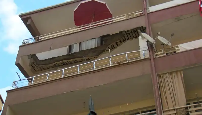 Güngören'de Korkunç Olay: Beş Katlı Binanın Balkon Çöktü, İhmal Mi Söz Konusu?