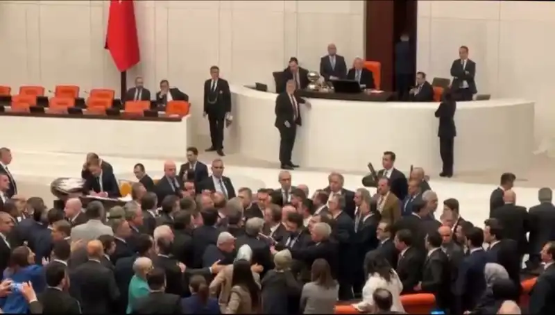 Mecliste Şok Olay: Emekli İkramiyesi İçin Kavga Çıktı!
