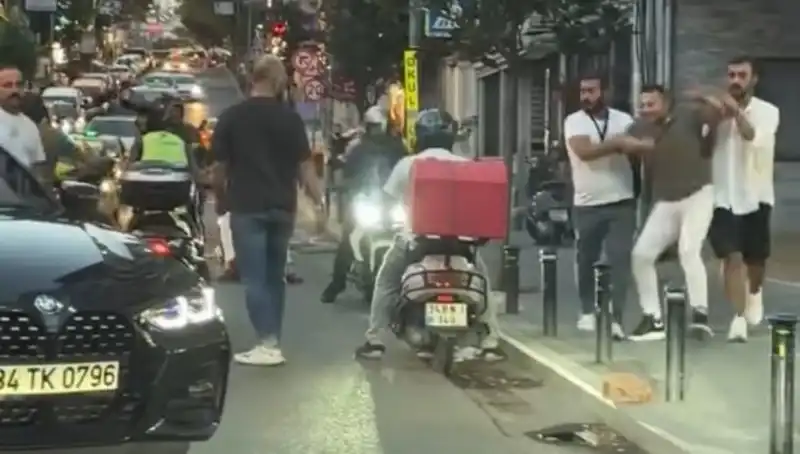 Nişantaşı'nda Yol Verme Kavgası: Kadına Sopa ile Saldırı Şoku