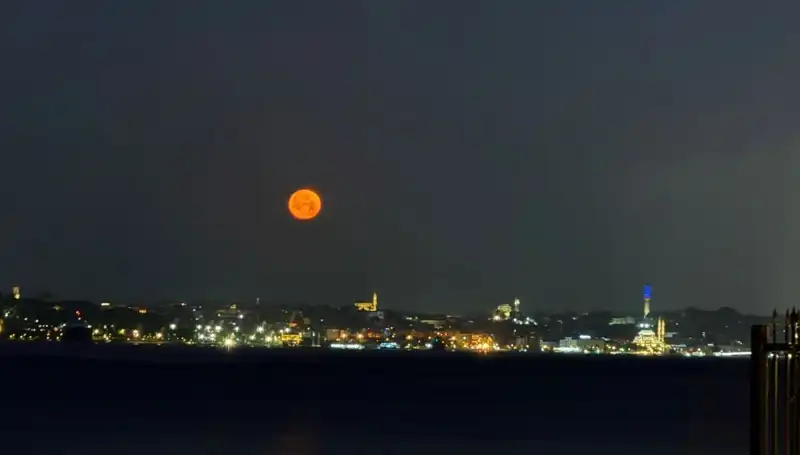 Çilek Dolunayı İstanbul Gökyüzünü Alev Alev Renklendirdi