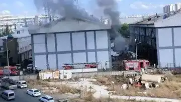 Başakşehir'deki Sanayi Sitesinde Korkutan Yangın: Can ve Mal Kaybı Var mı?
