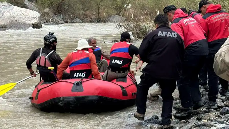 Zap Suyu'nda mahsur kalan 4 kişi kurtarıldı: Detaylar burada!