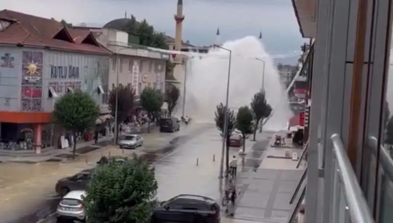 İçme Suyu Hattı Patladı: Şehirde Su Fıskırmaları Panik Yarattı