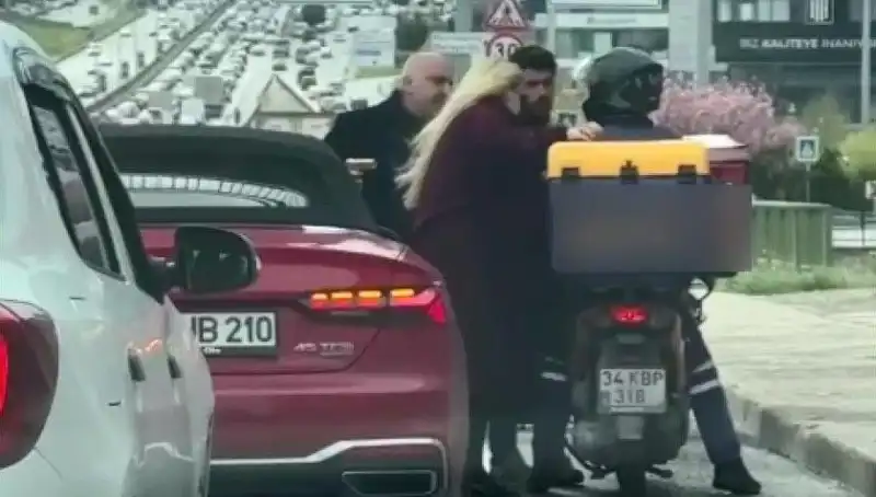 D-100'de Gerilim Dolu Anlar: Motokuryeye Silah Çeken Sürücü!