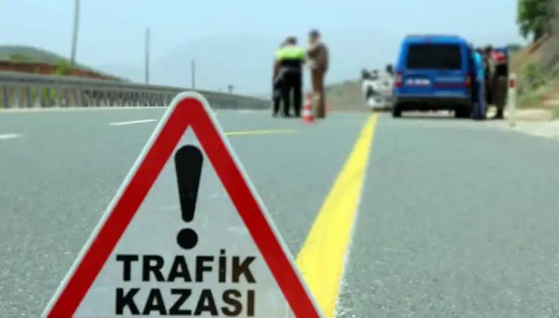 :**Korkunç Kaza: Otomobil ve Hafif Ticari Araç Çarpıştı, 6 Can Aldı**