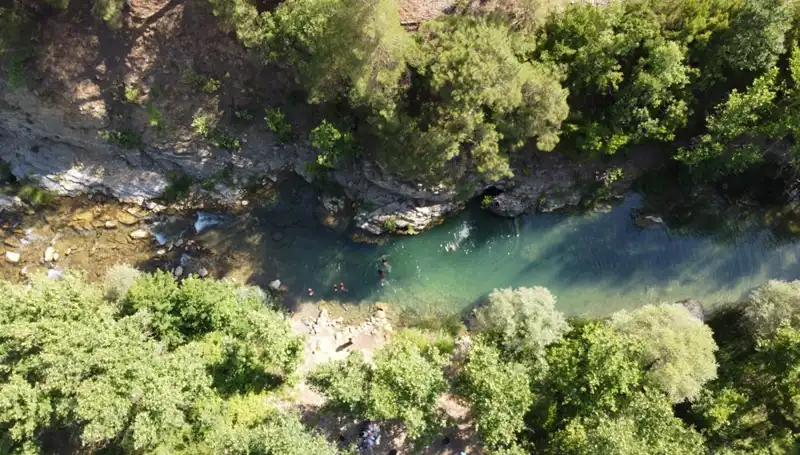 Adana'da Nem Sık Boğaz Ediyor: Yaylacılar Serinlemek İçin Doğal Suyun Peşinde