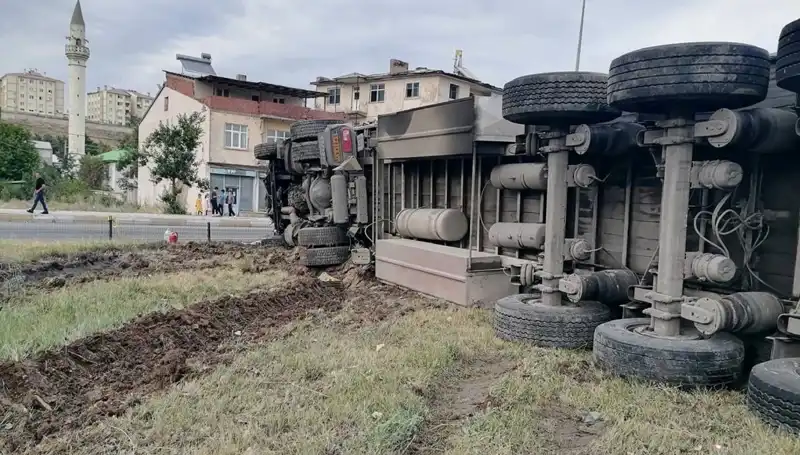 Erzurum'da Freni Boşalan TIR'ın Dehşet Anları: Kazanın Boyutları Şaşkına Çevirdi
