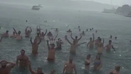 İstanbul Bebek'te Yağmura Rağmen Denize Giren İstiklal Sahili Kalabalığı