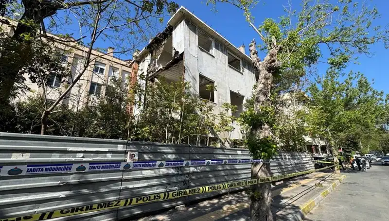Bakırköy'de Deprem Korkusu! Metruk Bina Kısmen Çöktü