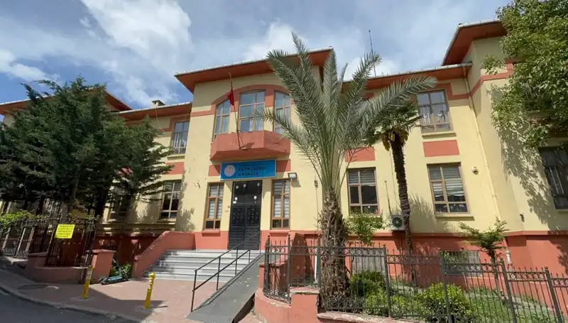 Depremde Hasar Gören Okullar Boşaltılıyor: Eğitimde Yeni Bir Tehdit Mi?