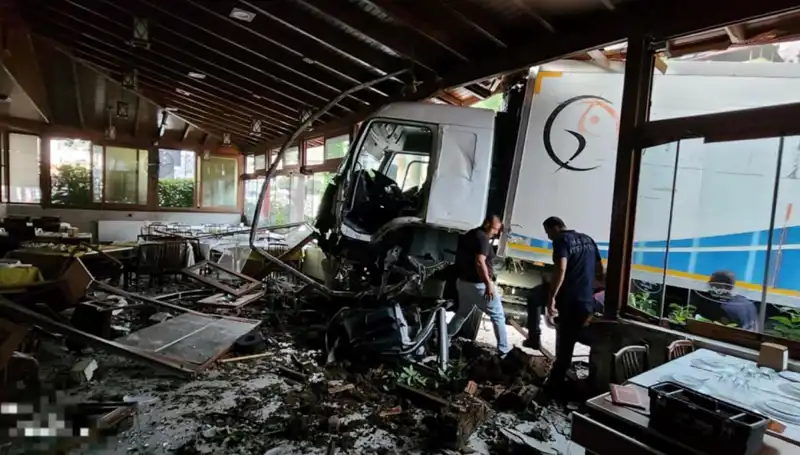 Freni Boşalan Kamyon, Restoranın İçine Dalınca Şok Anlar Yaşandı!