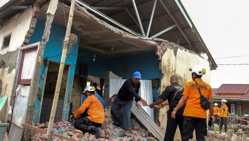 Endonezya'da 5,7 Büyüklüğünde Deprem: 8 Ev Yıkıldı, Korku Dolu Anlar Yaşandı